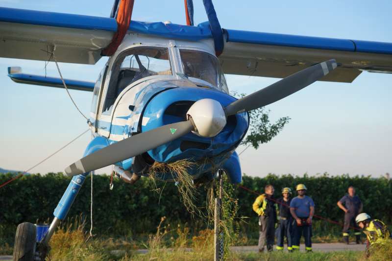 Das Flugzeug wurde mit einem Kranwagen angehoben (Foto: Holger Knecht)