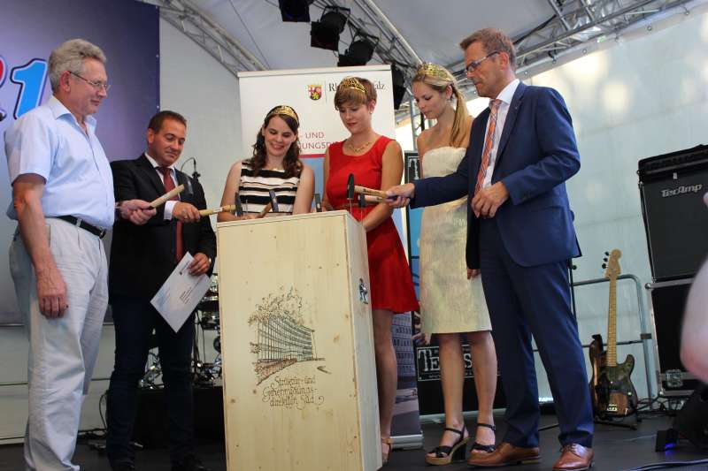 Vorstandsvorsitzender Rheinhessenwein e.V. Thomas Schätzel,  SGD Vizepräsident Dr. Hannes Kopf, Pfälzische Weinkönigin Julia Kren, Deutsche Weinkönigin Josefine Schlumberger, Rheinhessische Weinkönigin Sabrina Becker, DEHOGA-Präsident Gereon Haumann  (Foto: SGD Süd)