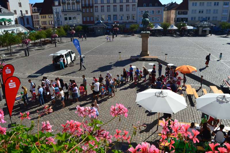Zahlreiche Kinder gingen gemeinsam mit ihren Eltern einen fiktiven Schulweg ab, der verschiedene Herausforderungen wie zum Beispiel das Überqueren von Straßen oder die Benutzung von Fußgängerüberwegen beinhaltete. (Foto: Stadt Landau in der Pfalz)