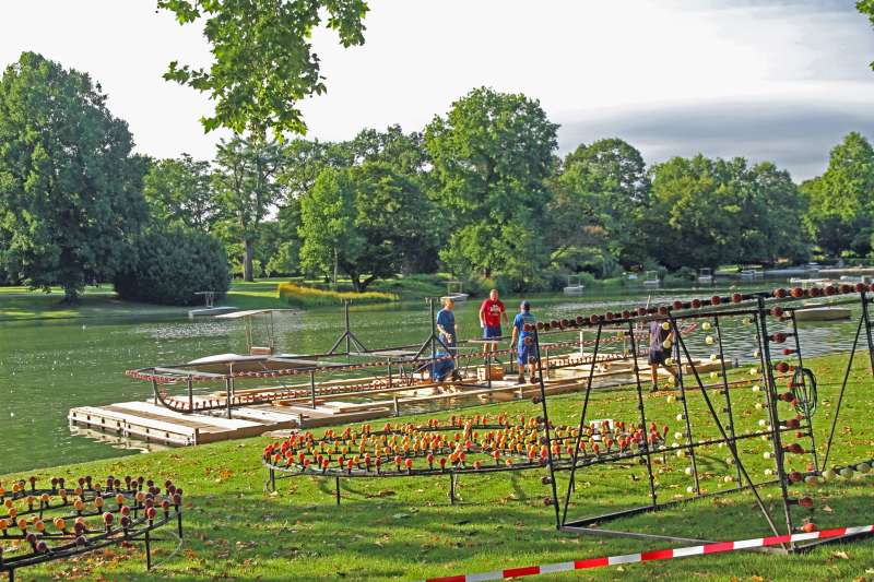 Aufbauarbeiten für das Lichterfest (Archivfoto 2015, Foto: Gartenbauamt Karlsruhe)