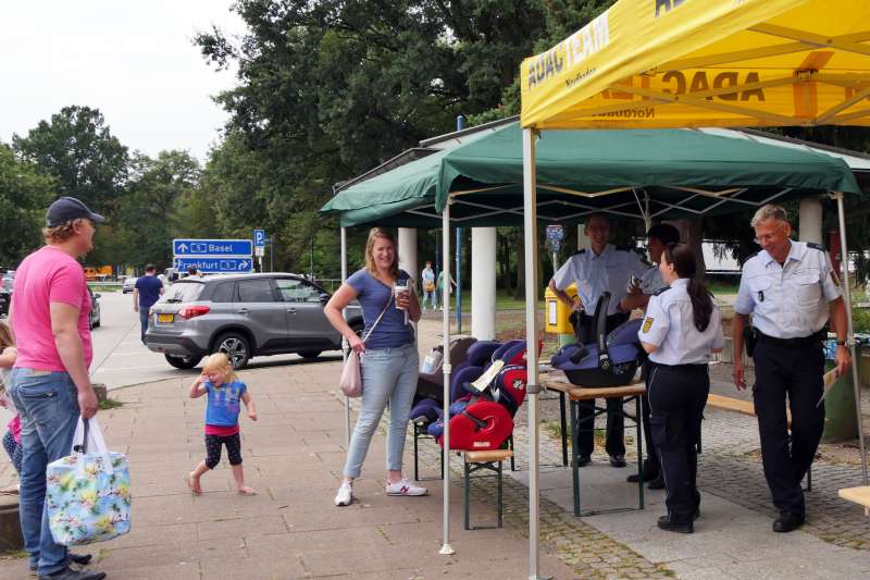 Polizei Kindersitzberatung (Foto: ADAC Nordbaden e.V.)