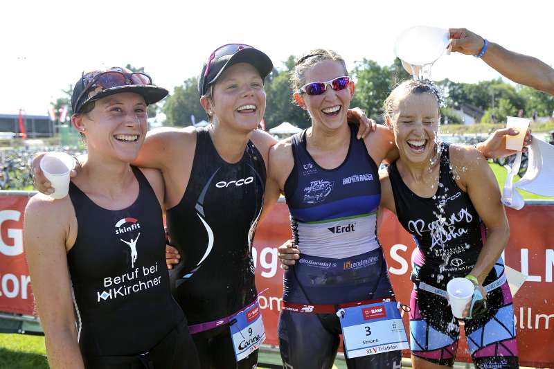 v.l. Lena Berlinger, Carina Brechters, Simone Hofmann und Katharina Wolff beim BASF Triathlon Cup Rhein Neckar 2016 in Viernheim. (Foto: www.rhein-neckar-picture.de)