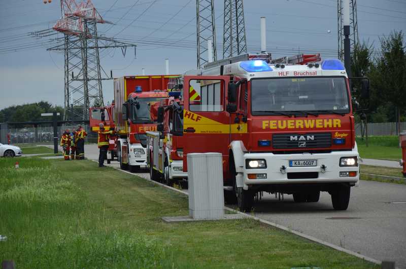 Zur Sicherheit wurde von der Berufsfeuerwehr Karlsruhe und der Feuerwehr Ettlingen je ein Fahrzeug mit Sonderlöschmitteln an die Einsatzstelle alarmiert