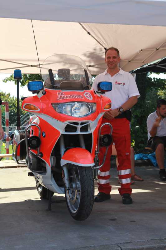 Etwas was man nicht so oft sieht: Ein Rettungsmotorad der Johanniter Unfallhilfe. Daneben ein Rettungssanitäter der diese Maschine fährt