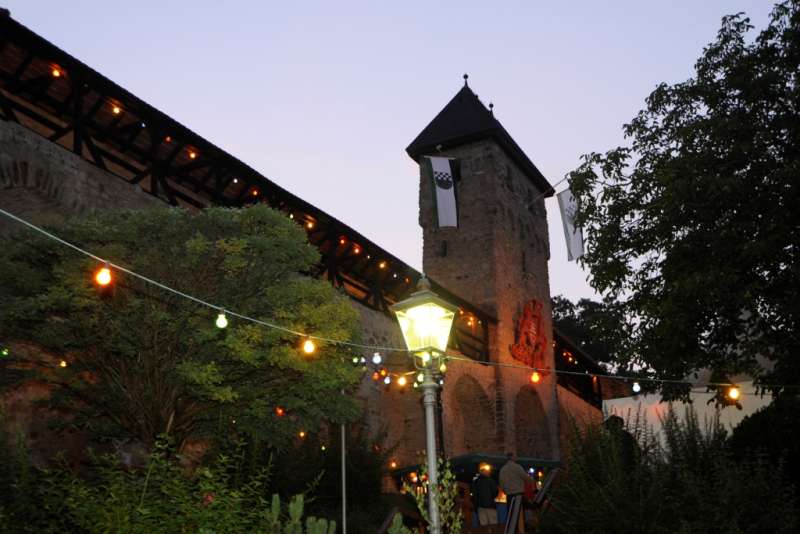 Wehrgang mit Beleuchtung (Foto: Donnersberg-Touristik-Verband)