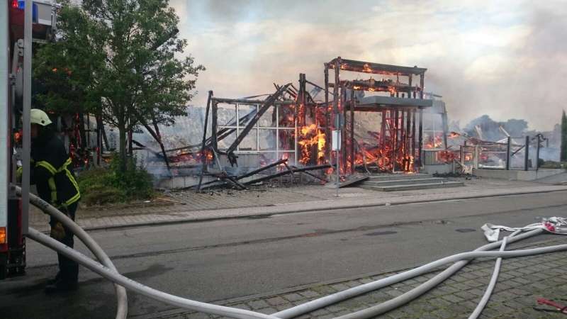 Die Halle brannte bis auf die Grundmauern nieder (Foto: Polizei)