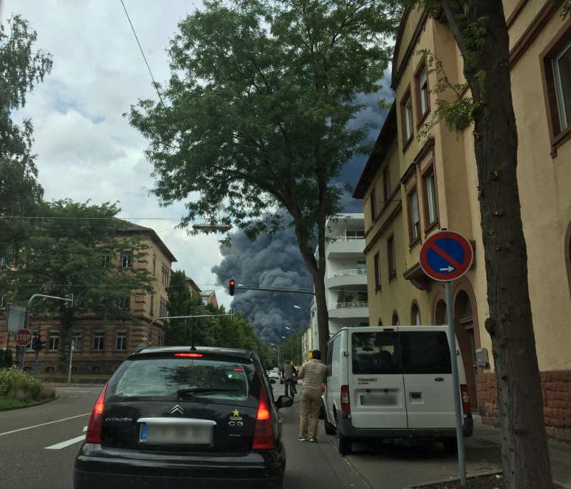 Die Rauchwolke war in der Innenstadt sichtbar (Foto: privat)