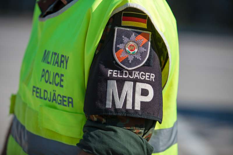 Feldjäger bei einer Verkehrskontrolle (Foto: Stephan Dinges)