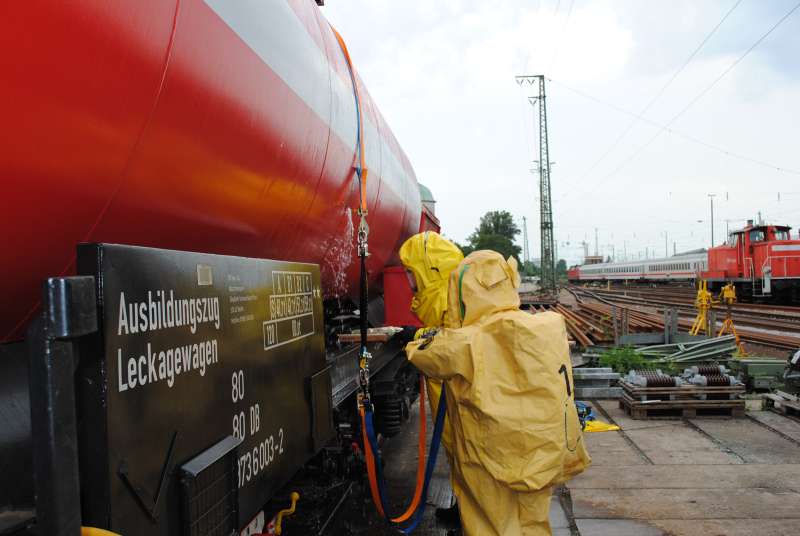 Feuerwehrleute in Chemikalienschutzanzügen beim Andichten eines Lecks (Foto: Feuerwehr Bruchsal)