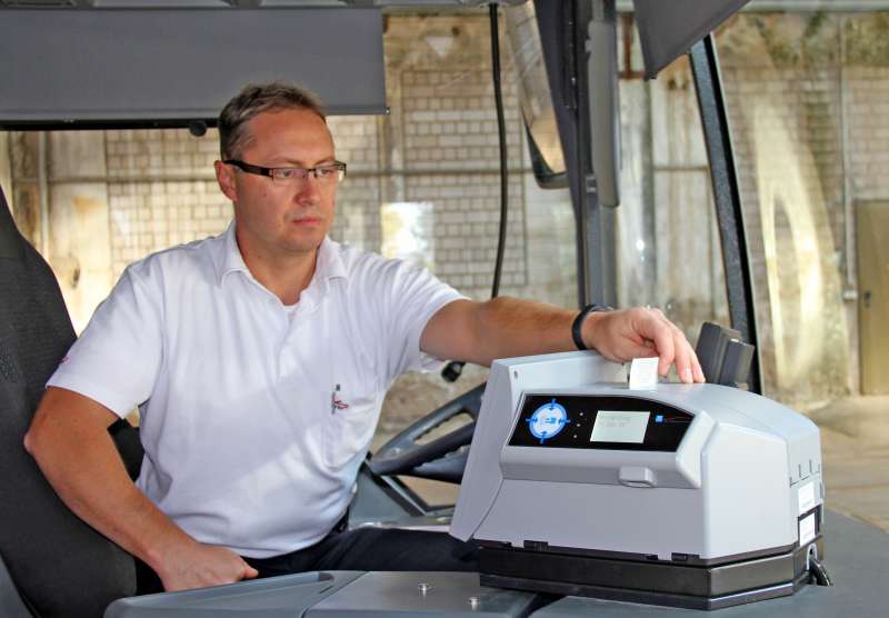 Getestet und für gut befunden: Paul Heinemann sieht in den elektronischen Fahrscheindruckern eine sinnvolle Investition, von der vor allem die VBK-Kunden durch einen verbesserten Service profitieren werden (Foto: VBK)