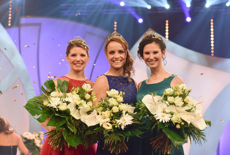 Als neue Deutsche Weinprinzessinnen komplettieren Mara Walz aus Württemberg und Christina Schneider aus Franken das Trio der Deutschen Weinmajestäten 2016/2017. (Foto: DWI)