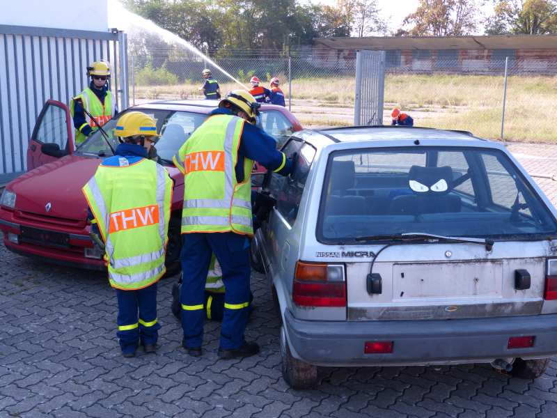 THW-Helfer bei einem Verkehrsunfall (Foto: Medienteam Feuerwehr Neustadt)