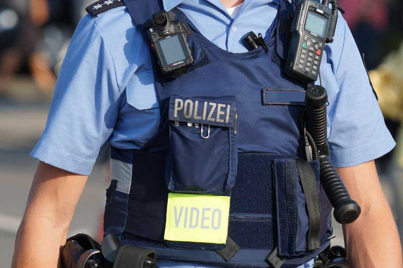Polizist mit Bodycam (Foto: Holger Knecht) 