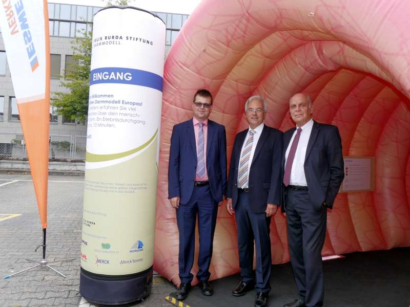 ESWE Verkehr Geschäftsführer Jörg Gerhard, Prof. Dr. med. Richard Raedsch und ESWE Verkehr Geschäftsführer Hermann Zemlin. (Foto: ESWE Verkehrsgesellschaft mbH)