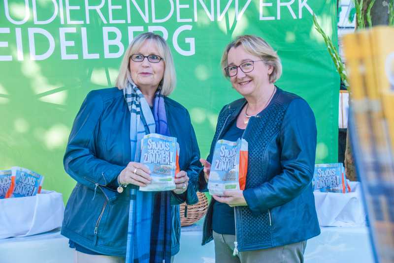 Wissenschaftsministerin Theresia Bauer engagiert beim Verteilen der Brötchentüten der Kampagne „Studis suchen Zimmer“