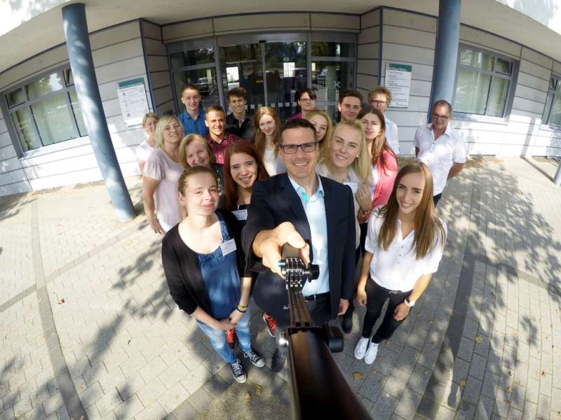 Von Aufregung keine Spur mehr: Die Neuankömmlinge mit Oberbürgermeister Sebastian Schrempp, mit dem es dann zum gemeinsamen Mittagessen ging. (Foto: Stadt Rheinstetten)