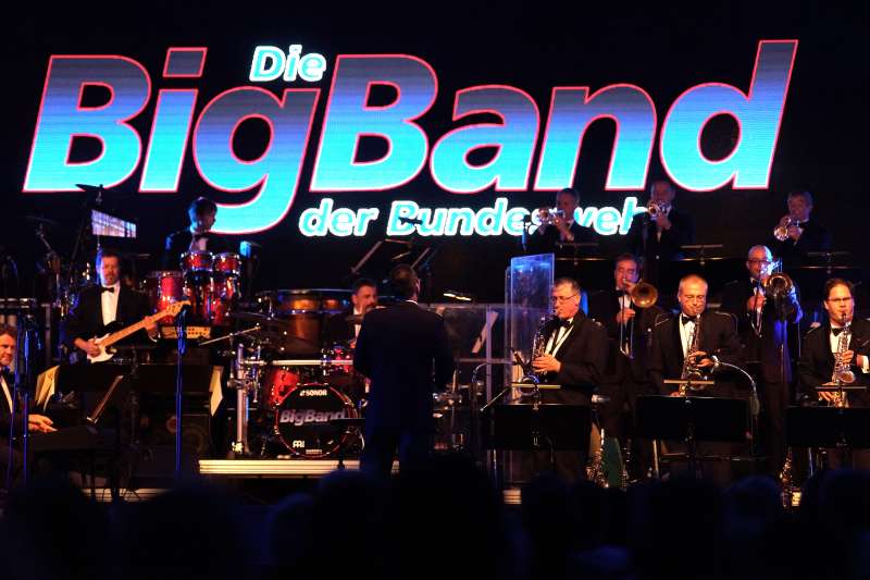 Die Big Band der Bundeswehr auf der Dossenheimer Showbühne (Foto: Holger Knecht)