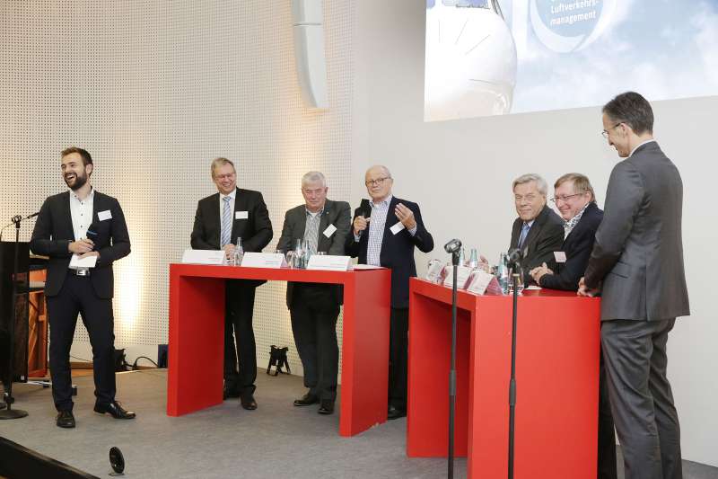 Prof. Dr. Wolf Rieck (Mitte), ehemaliger Präsident der Frankfurt UAS, sprach bei der Talkrunde zur Gründung des Studiengangs. (Foto: Fraport AG/Stefan Rebscher)
