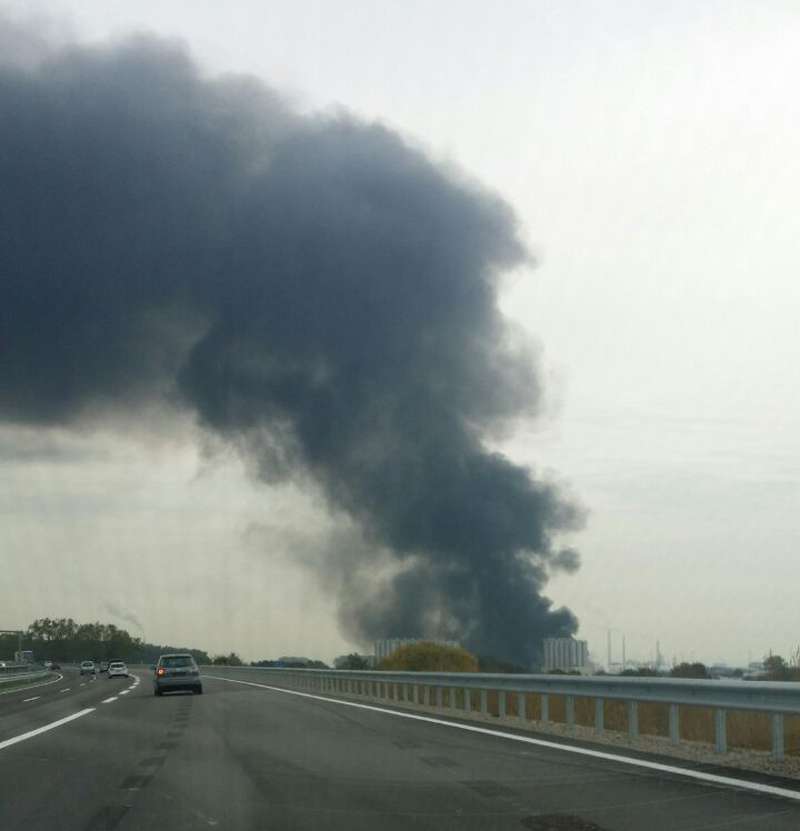 Die Rauchsäule von der BAB 6 aus gesehen (Foto: Metropolnews)