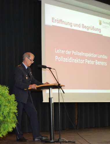 Der Leiter der Polizeiinspektion Landau, Peter Berens, führte die rund 300 Teilnehmerinnen und Teilnehmer des Symposiums in die Thematik ein. (Foto: Stadt Landau in der Pfalz)