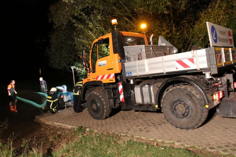 Pumpeneinweisung mit dem Bauhof. (Foto: Feuerwehr)