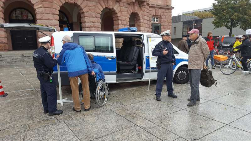 Informationsangebot auf dem Mainzer Gutenbergplatz (Foto: Polizei)