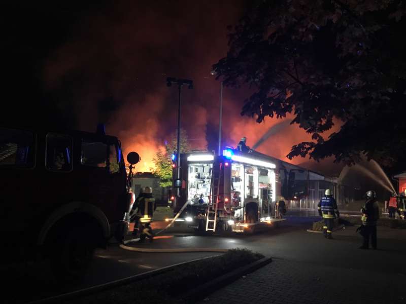 Löscharbeiten (Foto: Polizei