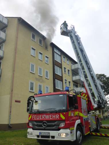 Rauch quoll aus dem Fenster (Foto: Feuerwehr Mainz)