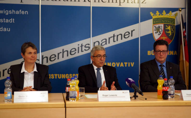 Gerke Minrath-Grunwald, Minister Roger Lewentz und Polizeipräsident Thomas Ebling bei der Pressekonferenz am 04.10.16 (Foto: Holger Knecht)