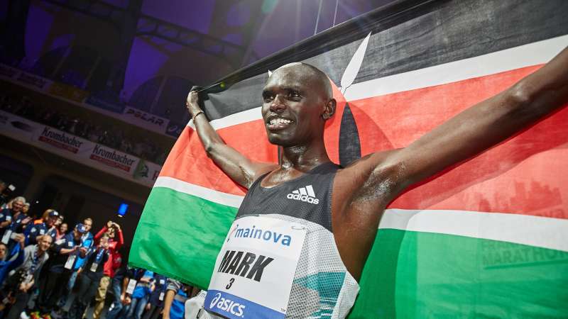 Mark Korir in der Festhalle (Foto: Mainova Frankfurt Marathon)