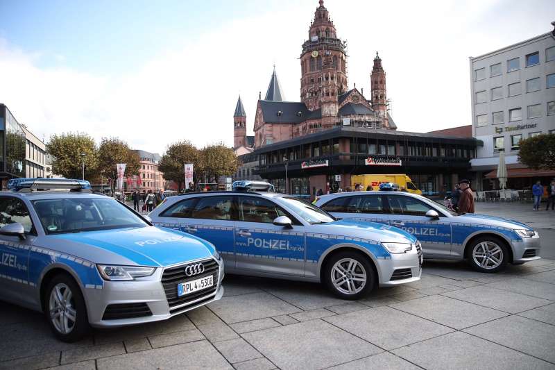 Funkstreifenwagen vor dem Staatstheater (Foto: Stephan Dinges)