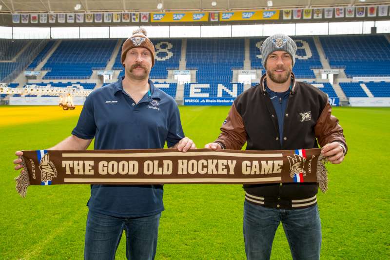 Sascha Goc mit Marcus Kink #17 / Adler , Promo DEL Wintergame 2017, DEL Eishockey Adler Mannheim 2016 / 2017 (Foto: AS Sportfoto / Soerli Binder)