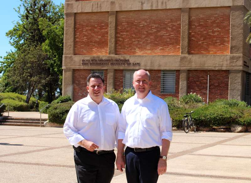 Uwe Becker und Stephan Siegler auf dem Campus der Universität in Tel Aviv (Foto: Stadt Frankfurt)