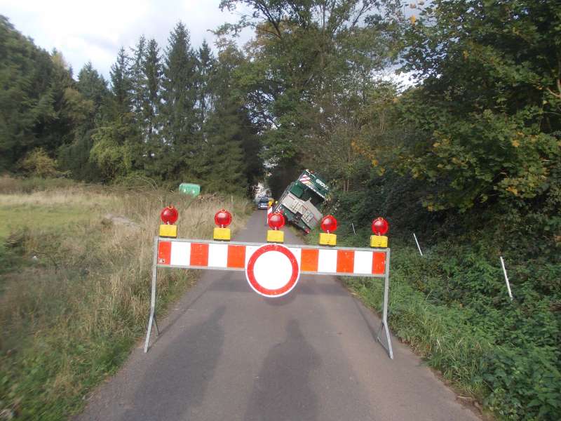 Die Straße ist bis auf weiteres gesperrt (Foto: Polizei)