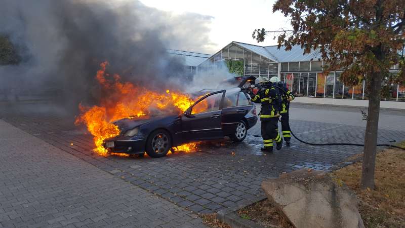 Das Fahrzeug brannte aus (Foto: Feuerwehr Bad Kreuznach)