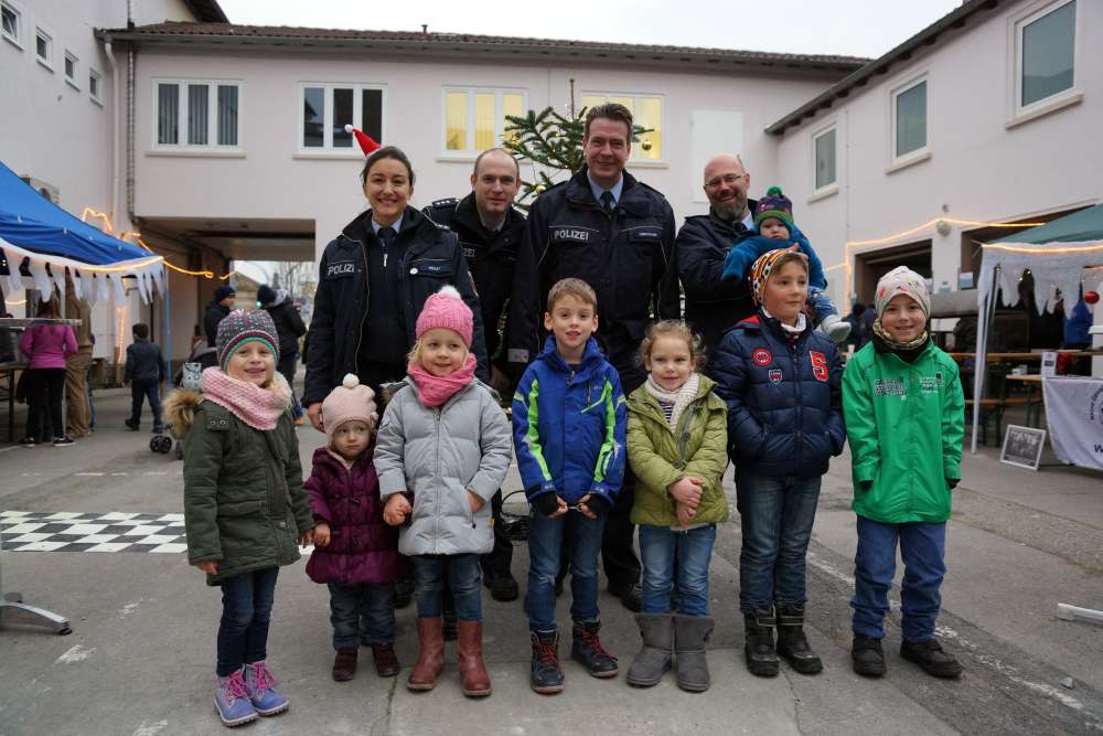 Gruppenfoto beim 2. Präventions-Weihnachtsmarkt in Frankenthal (Foto: Holger Knecht)