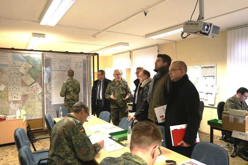 Politiker interessieren sich für die Übung (Foto: LKdo RP/Welk)