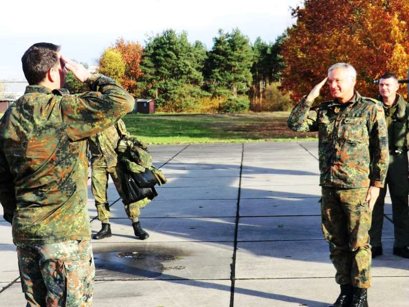 Meldung durch den Kommandeur (Foto: Frank Wiedemann)