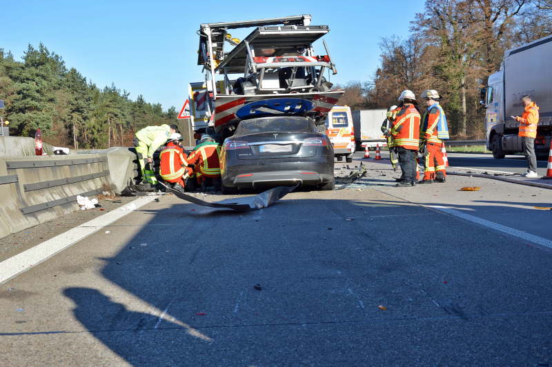 Der Fahrer hatte den Baustellenanhänger übersehen und krachte von hinten in das Fahrzeug hinein