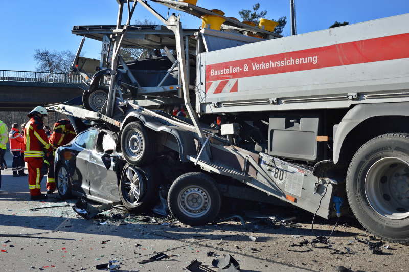 Der Sportwagen hatte sich in den Baustellenanhänger hineingebohrt