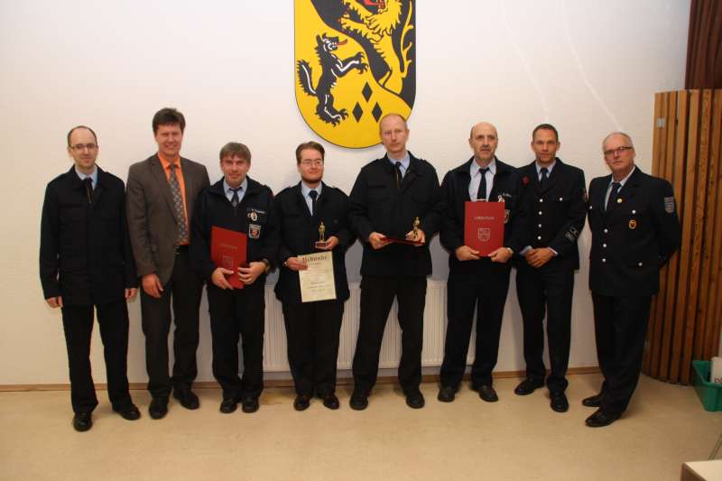 Stv. Wehrführer Swen Rheinheimer, Bürgermeister Harald Westrich, Patric Felzmann, Thomas Spohn, Benjamin Poll, Peter Gödtel, 1. stv. Wehrleiter Hendrik Braun und Wehrführer Hans-Peter Spohn. (Foto: Feuerwehr VG Otterbach-Otterberg)