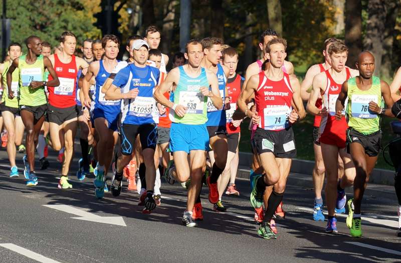 Frederik Unewisse beim 35. Mainova Frankfurt Marathon (2.v.r.) (Foto: Holger Knecht)