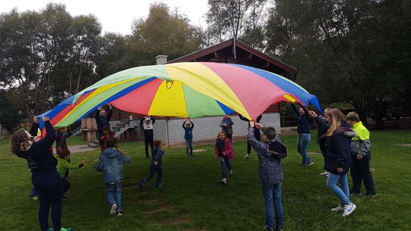 Bei der Kinder- und Jugendfreizeit in Nieder-Wiesen knüpfte Christine Hassemer (l.) erste Kontakte. (Foto: Kreisverwaltung Alzey-Worms)