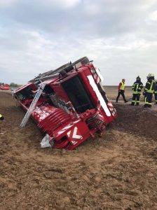 Der umgestürzte LKW (Foto: Polizei)