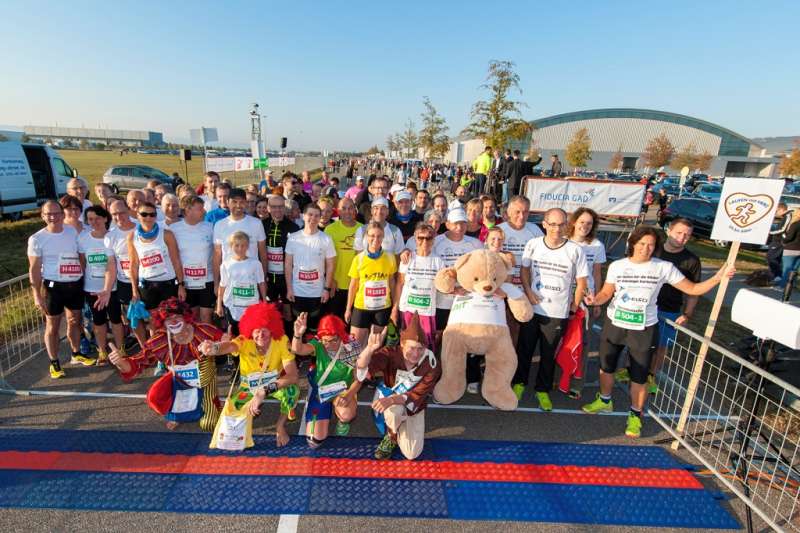 Die soziale Aktion „LAUFENmitHERZ“ sammelte in diesem Jahr (2016) 53.321 € für für 17 unterschiedliche soziale Projekte im Rahmen des 34. Fiducia & GAD Baden-Marathon. (Foto: Marathon Karlsruhe e.V.)