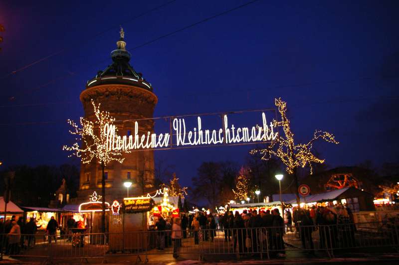 Der Weihnachtsmarkt am Wasserturm (Foto: Stadt Mannheim / Fotograf: Johannes Paesler)