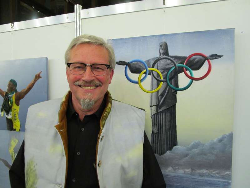 Maler Michael Kurt neben dem Gemälde mit der Christus Statue in Rio (Foto: Stadtverwaltung Schifferstadt)