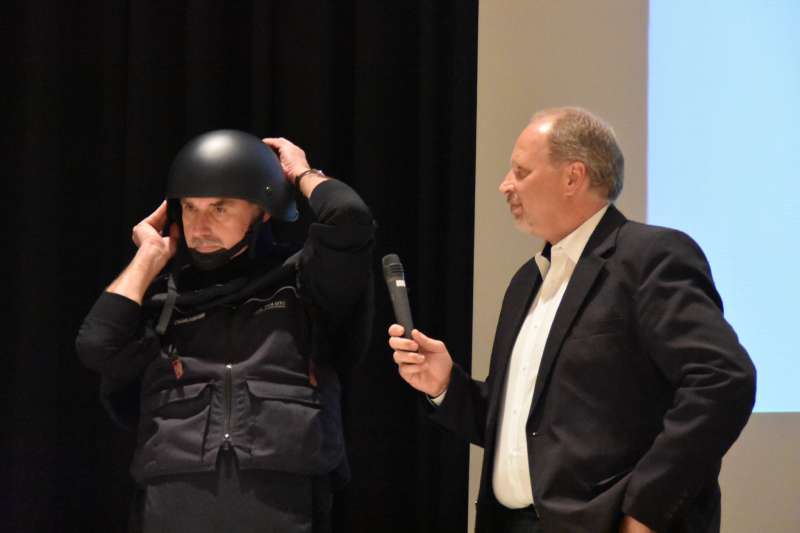 Die Polizei in Baden-Württemberg verfügt mittlerweile für besondere Einsatzlagen auf allen Streifenwagen über besondere Ausrüstung, wie Einsatztrainer Manfred Röckel demonstrierte. (Foto: Michael Genzwürker)