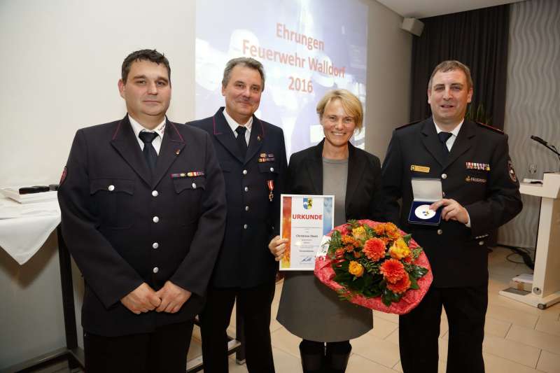 Thorsten Plachta, Frank Eck und Thomas Frank (v.l.n.r.) überreichten Christiane Staab Blumen, Urkunde und Feuerwehrabzeichen (Foto: Jan A. Pfeifer)