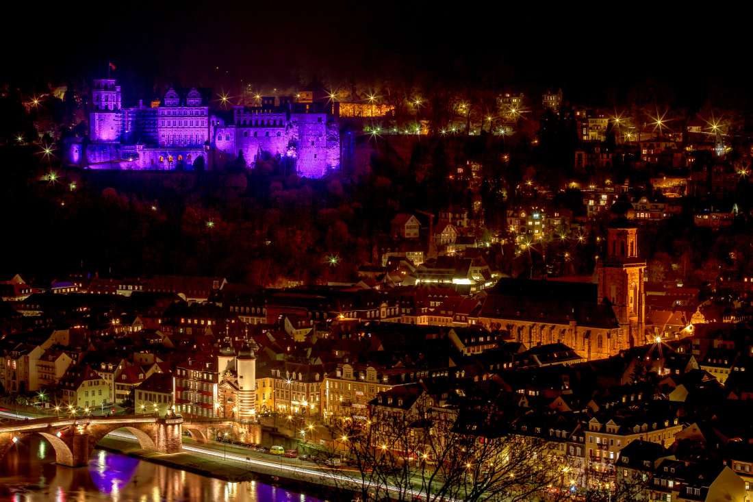 Zum Weltfrühgeborenentag erstrahlt das Heidelberger Schloss in lila (Foto: Andreas Knapp)